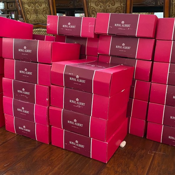 Royal Albert Rose Confetti 5-Piece Place Setting ( New with box) - Picture 7 of 9